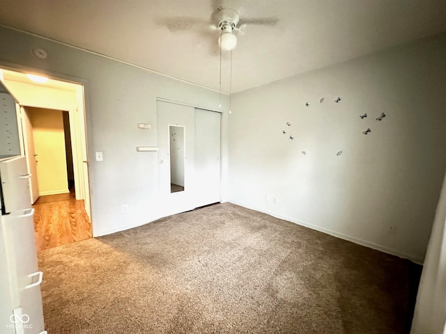 unfurnished room with carpet and a ceiling fan