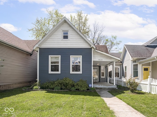view of front facade with fence and a front yard