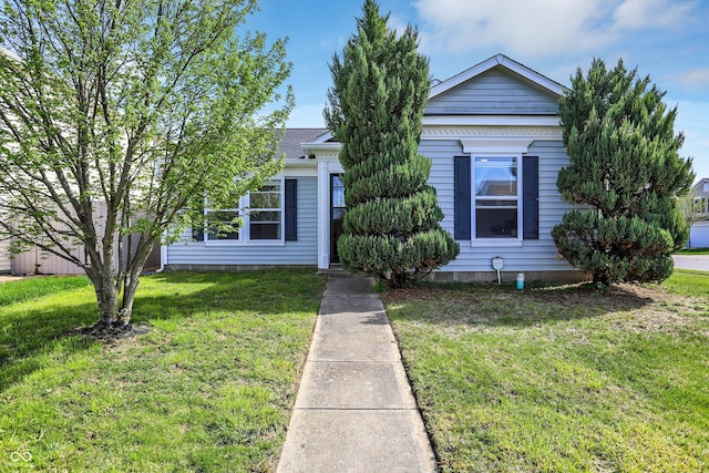 view of front facade featuring a front lawn