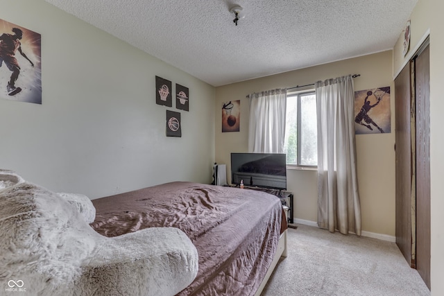 5335 Honey Comb Ln, Indianapolis, IN 46221 - bedroom featuring carpet, a textured ceiling, baseboards, and a closet