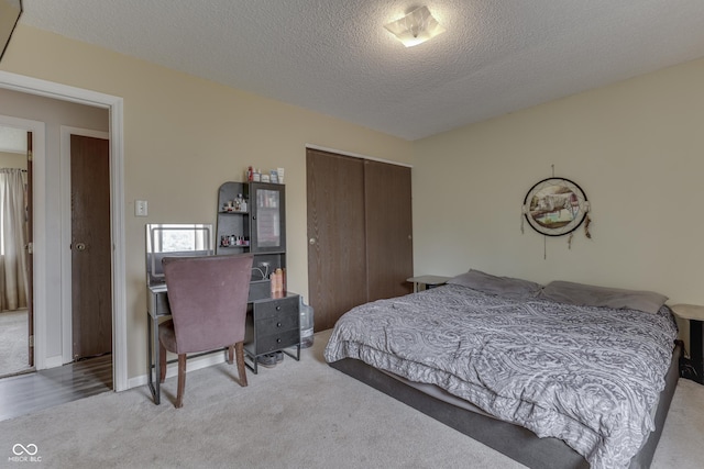 5335 Honey Comb Ln, Indianapolis, IN 46221 - bedroom featuring carpet floors, a closet, and a textured ceiling