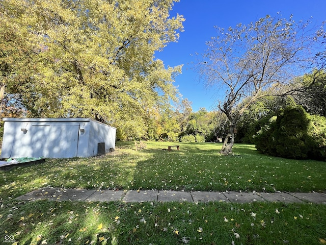 view of yard featuring an outdoor structure and a storage shed
