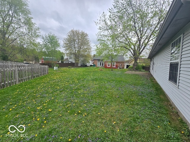 9118 Lansburgh Ct, Indianapolis, IN 46234 - view of yard with fence