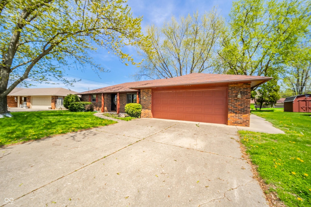 1908 Roundhill Dr, Anderson, IN 46013 - single story home featuring brick siding, a garage, driveway, and a front yard