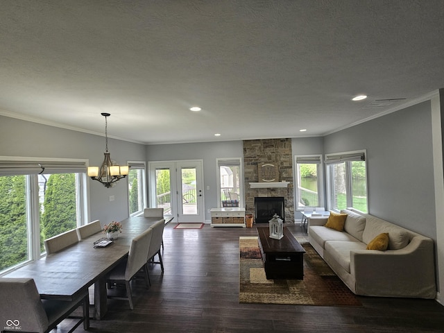 living area featuring an inviting chandelier, recessed lighting, crown molding, and dark wood-style flooring