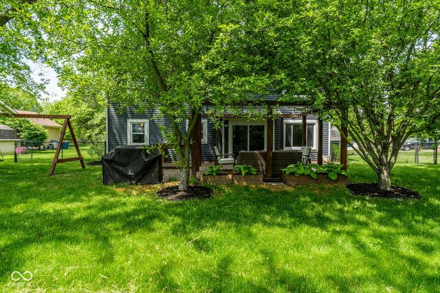 view of yard with outdoor lounge area