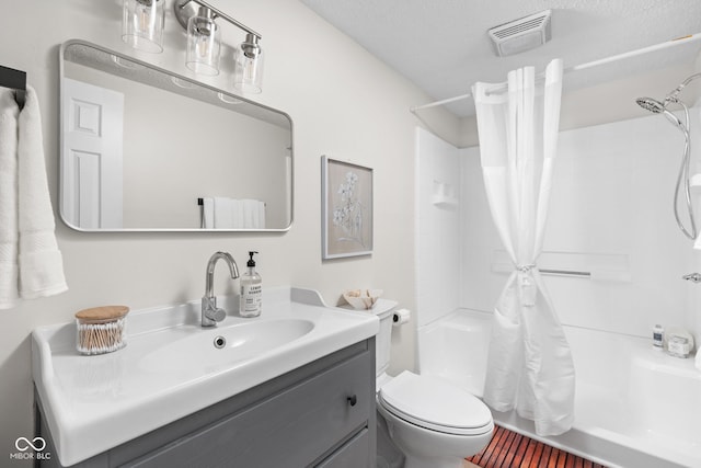 bathroom with toilet, vanity, and shower / tub combo