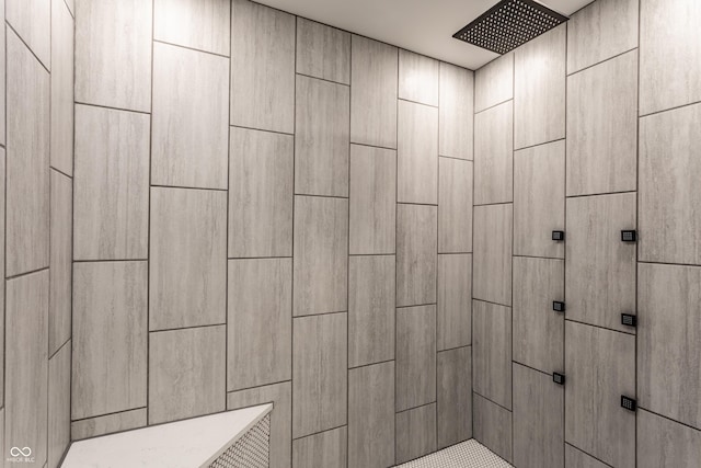 full bathroom featuring a tile shower
