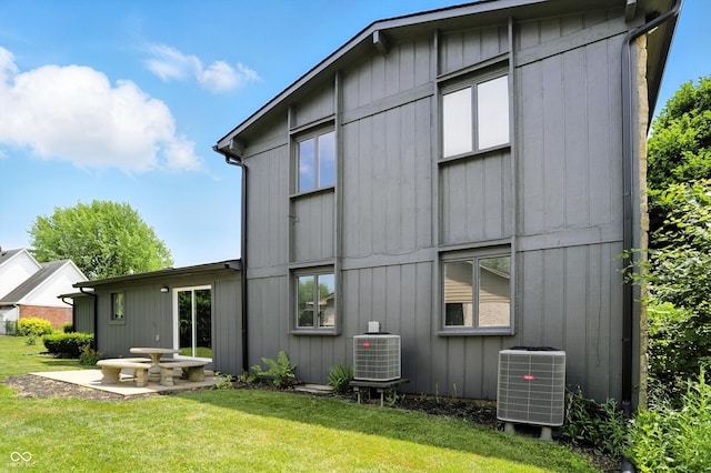 660 Sun Valley Ct, Indianapolis, IN 46217 - back of property with a lawn
