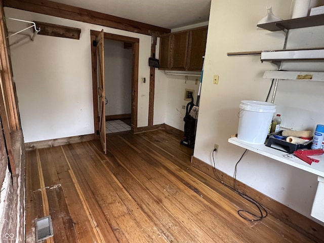 10770 W 650 S, Columbus, IN 47201 - interior space with visible vents, washer hookup, baseboards, and hardwood / wood-style floors