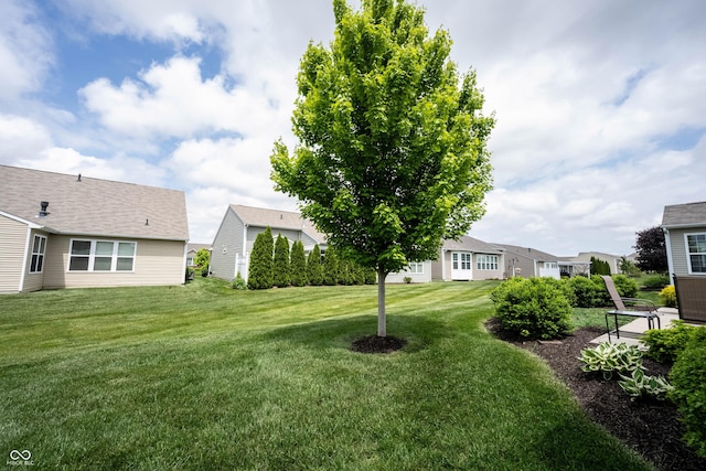 view of green lawn featuring a residential view