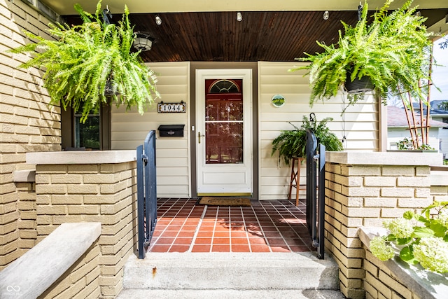 property entrance featuring a porch