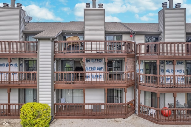 8140 Shorewalk Dr Unit C, Indianapolis, IN 46236 - back of property featuring roof with shingles