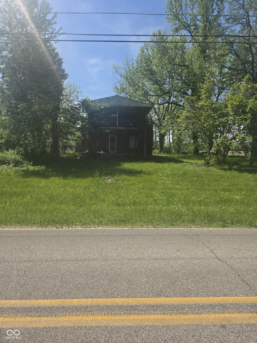 view of front of home featuring a front yard