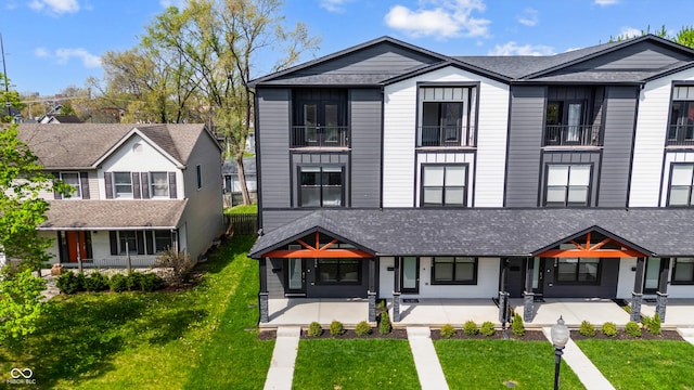 2226 Central Ave, Indianapolis, IN 46205 - multi unit property with a front yard and a porch
