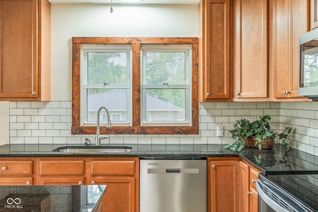 840 N Indiana St, Mooresville, IN 46158 - kitchen featuring stainless steel appliances, a sink, plenty of natural light, and backsplash