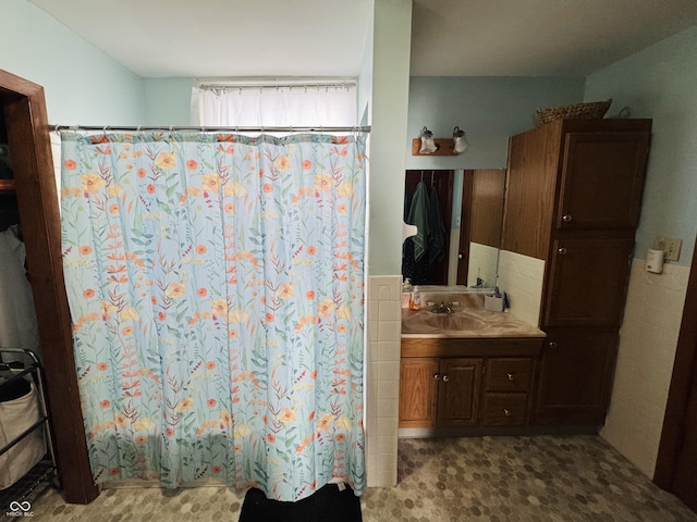 full bathroom featuring a shower with curtain and vanity