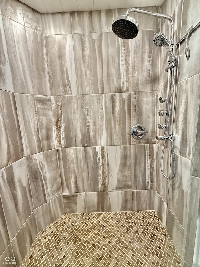 bathroom featuring a tile shower