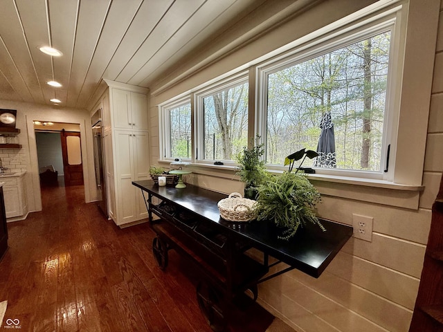 interior space with dark wood finished floors, recessed lighting, and a barn door