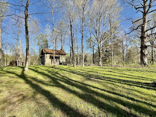 view of yard with an outbuilding