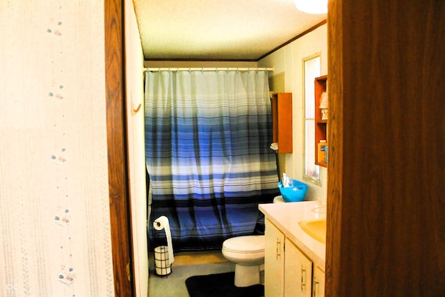 full bathroom with vanity, crown molding, a shower with shower curtain, and toilet