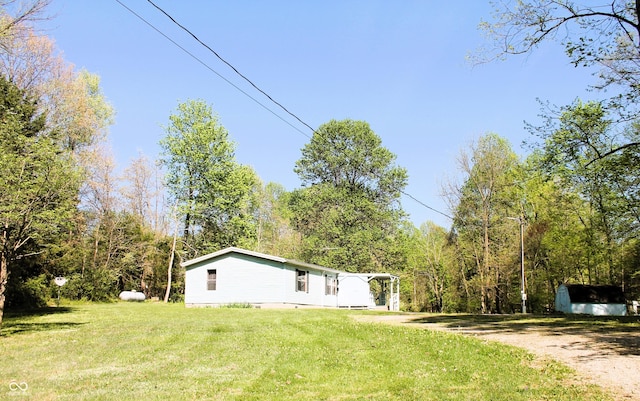 view of yard featuring a carport and driveway
