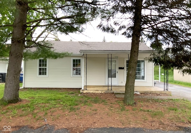 1019 E Jackson St, Shelbyville, IN 46176 - single story home with covered porch