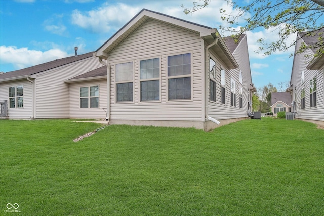 back of house featuring a lawn