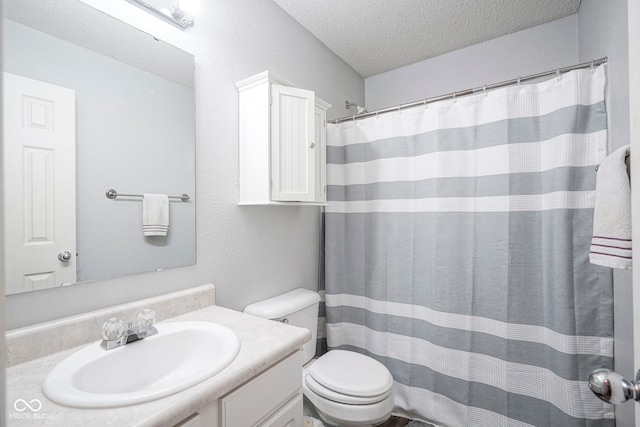 full bath with toilet, a textured ceiling, curtained shower, and vanity