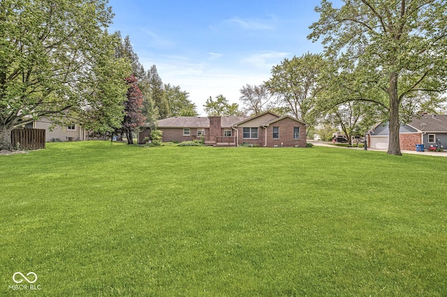 view of green lawn