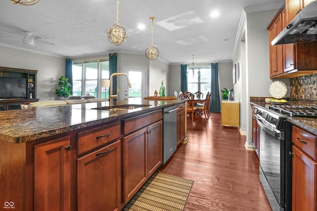 kitchen featuring crown molding, a sink, under cabinet range hood, and black gas range oven