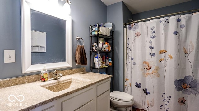 full bathroom featuring a shower with shower curtain, toilet, and vanity