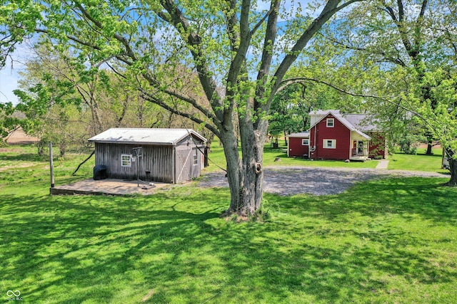 view of yard featuring an outdoor structure