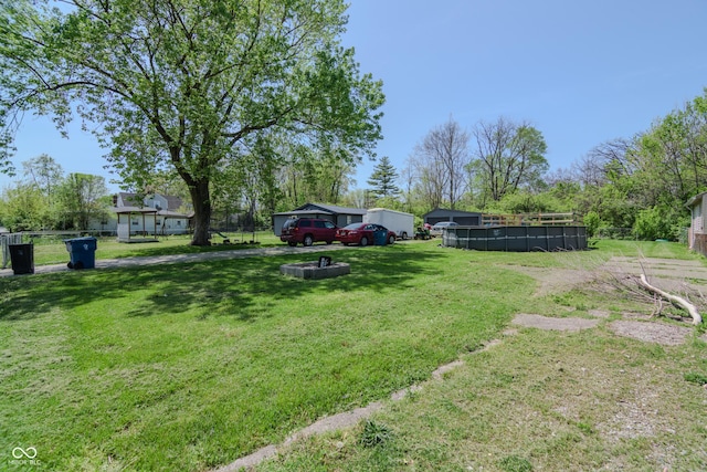 view of yard with a swimming pool