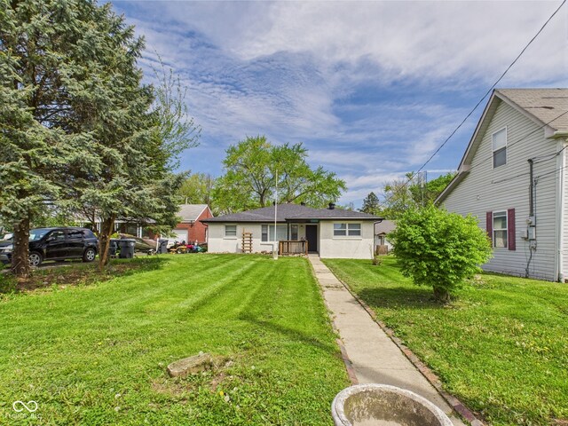 view of front of property featuring a front lawn