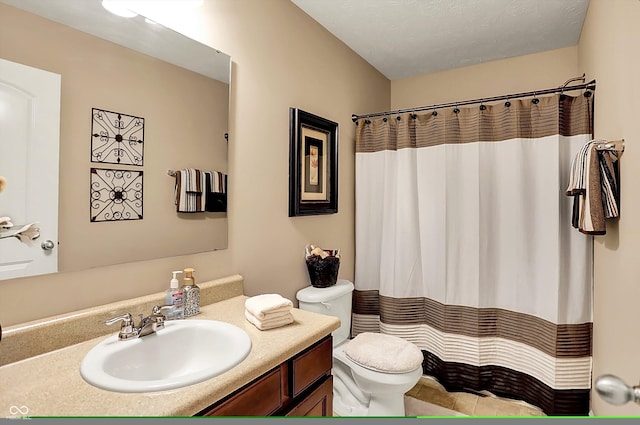 bathroom with toilet, a shower with curtain, and vanity