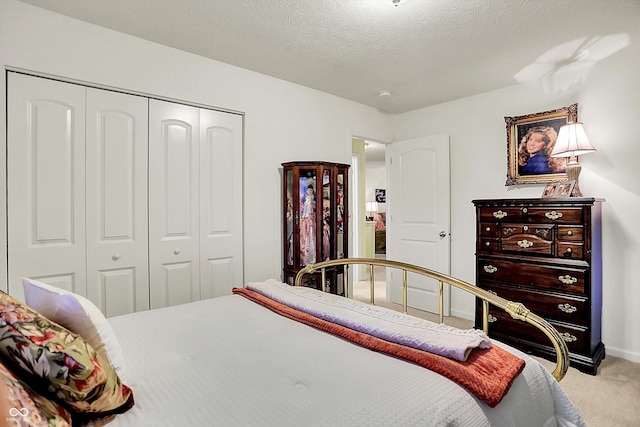carpeted bedroom featuring baseboards and a closet