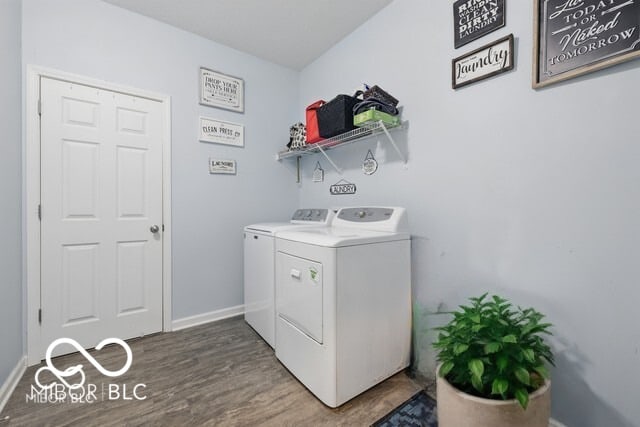 1666 Huntzinger Blvd, Pendleton, IN 46064 - laundry area with washing machine and dryer, wood finished floors, baseboards, and laundry area