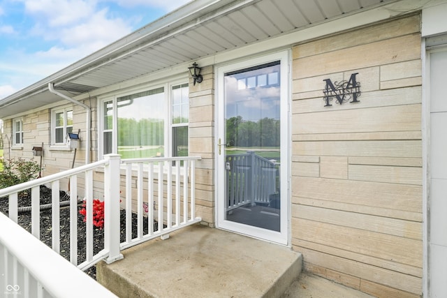 property entrance featuring a balcony