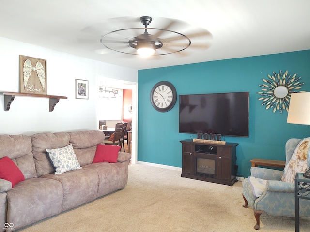 2630 Wedgewood Dr, Columbus, IN 47203 - carpeted living room featuring a ceiling fan