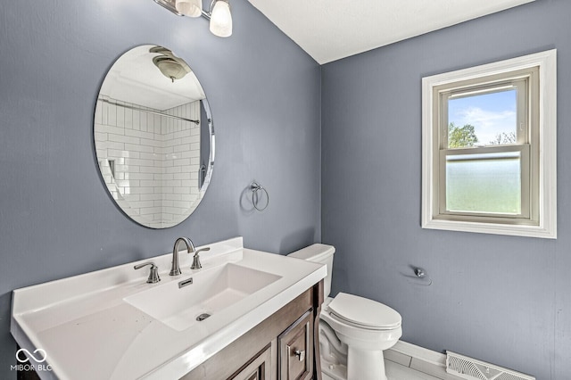 full bathroom featuring toilet, baseboards, visible vents, and vanity