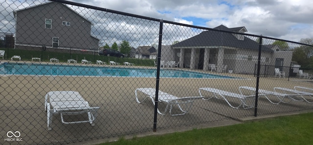 745 S Summerhaven Ct, New Palestine, IN 46163 - pool with fence
