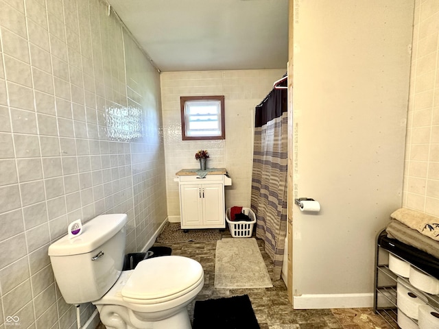 812 W Walnut Dr, Rockville, IN 47872 - bathroom featuring tile walls, toilet, and curtained shower