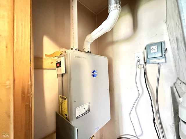 812 W Walnut Dr, Rockville, IN 47872 - utility room with water heater