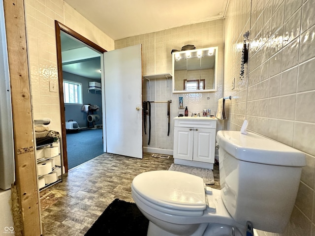 812 W Walnut Dr, Rockville, IN 47872 - bathroom featuring tile walls, vanity, and toilet