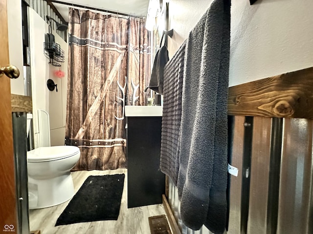 812 W Walnut Dr, Rockville, IN 47872 - bathroom featuring a textured wall, toilet, curtained shower, and wood finished floors