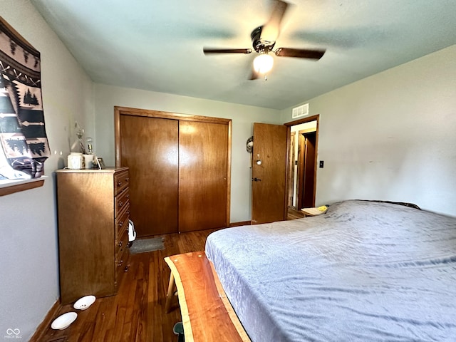 812 W Walnut Dr, Rockville, IN 47872 - bedroom featuring dark wood finished floors, a ceiling fan, baseboards, visible vents, and a closet