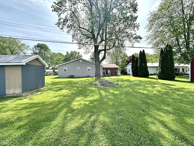812 W Walnut Dr, Rockville, IN 47872 - view of yard with a storage unit and an outdoor structure