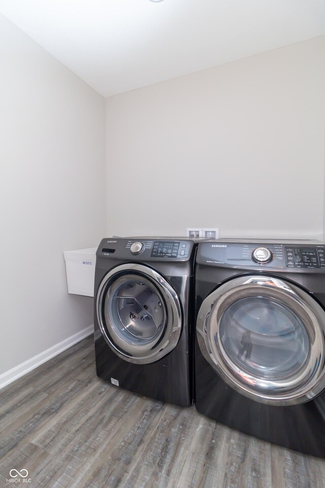 192 Lynnette Way, Cumberland, IN 46229 - laundry room featuring baseboards, laundry area, washing machine and dryer, and wood finished floors