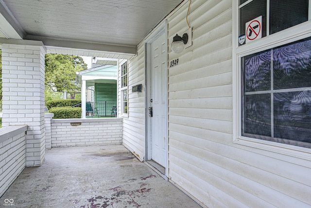 property entrance with covered porch